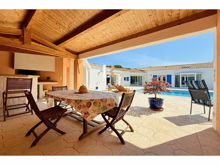 lagord - maison de plain pied sur jolie parcelle avec piscine  garage et stationnements