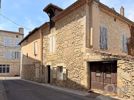 centre historique de lectoure  maison de ville habitable avec petit extérieur à aménager