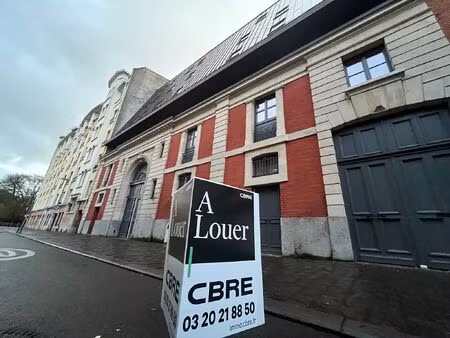 location local professionnel 978m²