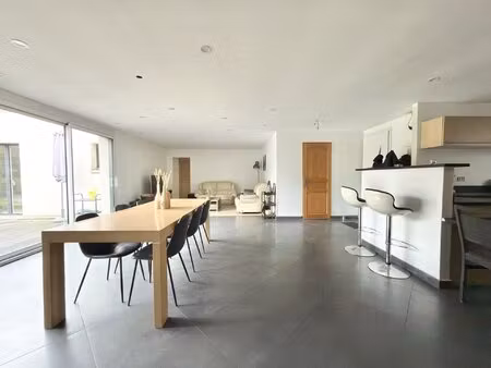 maison individuelle de plain-pied avec jardin et garage