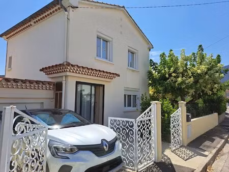 maison très lumineuse sur un terrain clos de 304m2 avec un garage.