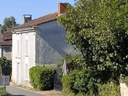 maison de village avec 3 chambres  garage et jardin - proche chalais