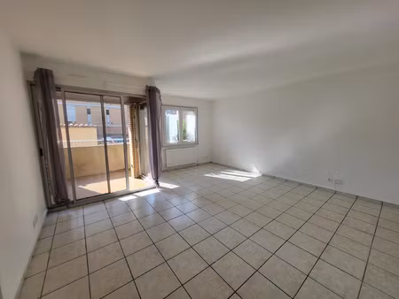 t2 non meublé de 55 m2 avec balcon et parking le busca