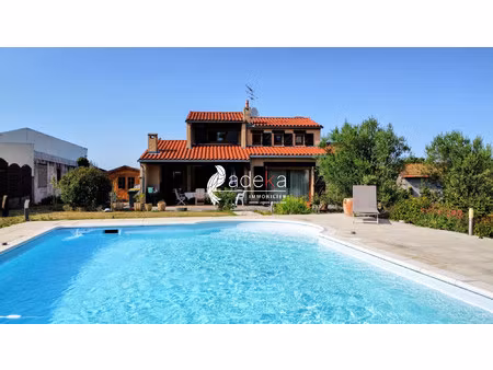 maison spacieuse avec jardin clos  sous-sol complet et piscine