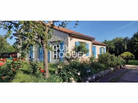 grande maison avec parc et dépendances