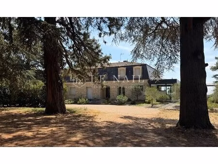 propriété du xixe siècle dans un cadre boisé proche de poitiers