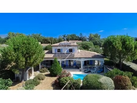 a vendre flayosc - maison a pied au village 3 chambres avec piscine et garage au calme...