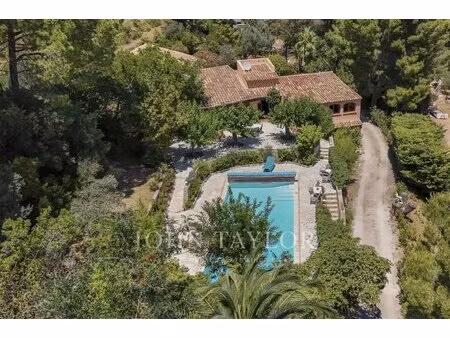 propriété familiale sur plus de 4 000 m² de terrain avec piscine et vue dégagée – bandol