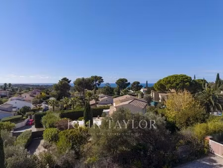 villa d'architecte avec grand garage au calme à sanary-sur-mer