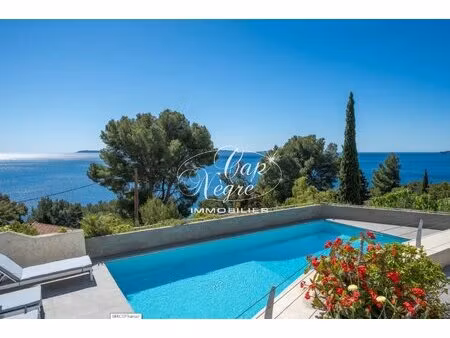villa 5 chambres avec piscine et vue mer située proche de l'une des plus belles plages du.