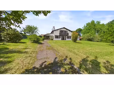 maison sur 7000 m² de terrain divisible.