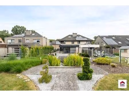 maison lumineuse avec splendide jardin aménagé et garage