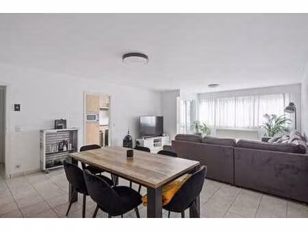 appartement spacieux et lumineux de 2 chambres avec terrasse