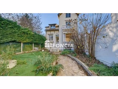 opportunité rare à clamart : maison des années 30 avec charme d’époque  jardin et logement