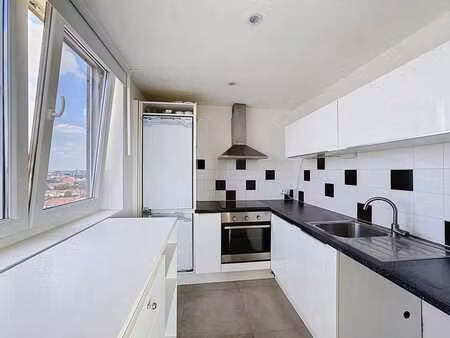 1 chambre en excellent état avec terrasse et balcon
