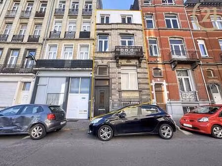 spacieuse maison avec jardin–potentiel bi-familial à vendre!