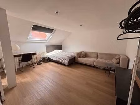 grande chambre avec salle de bain privée en colocation