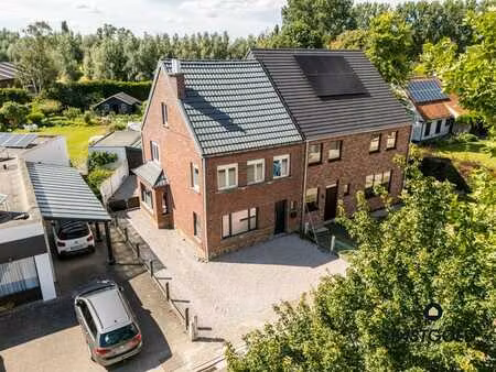 half open bebouwing met tuin op topligging