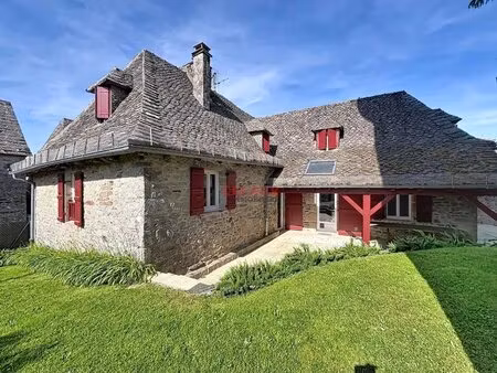 propriete en pierre avec parc et piscine