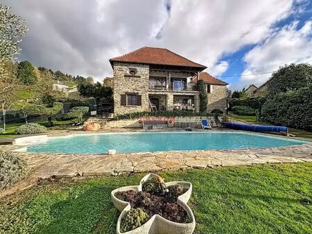 maison de caractere avec piscine et vue