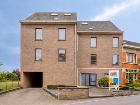 appartement à rafraîchir avec grand jardin et garage