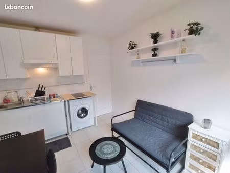 ​t2 meublé avec terrasse et parking | 850 cc | proche versailles (fontenay-le-fleury)