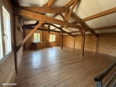 appartement loft atypique en bois de 75 m² avec grand garage de 70 m² – environnement calm