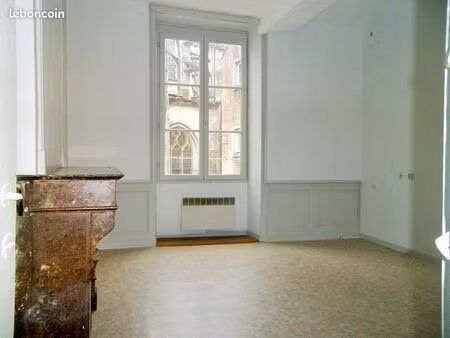 chaumont appartement f3 de 62 m²  proche de la basilique  à 3 minutes à pied des commerces