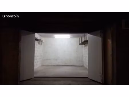 grand garage sécurisé  électrifié  facile d'accès rue françois blanc