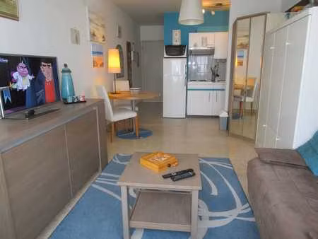 studio en plein centre à 75m de la digue.