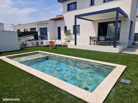 très jolie villa avec piscine