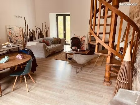maison de pierre de 120 m2 restaurée dans un style contemporain