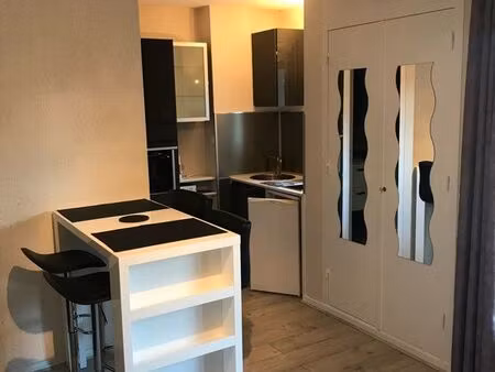 superbe studio meublé tout équipé avec box de stationnement