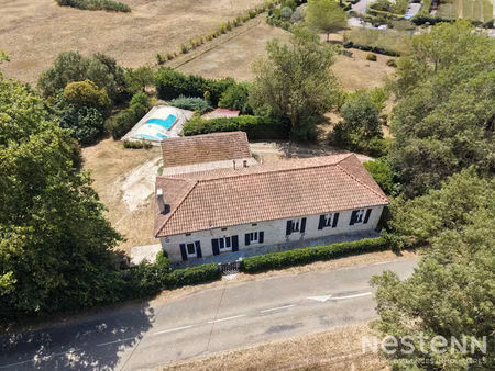 a vendre maison en pierre rénovée avec dépendances sur plus de 6 000 m² à saint-puy
