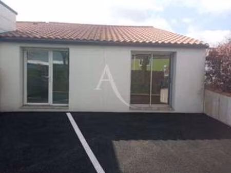 location bureaux et commerces à challans (85300) : à louer / 39m² challans