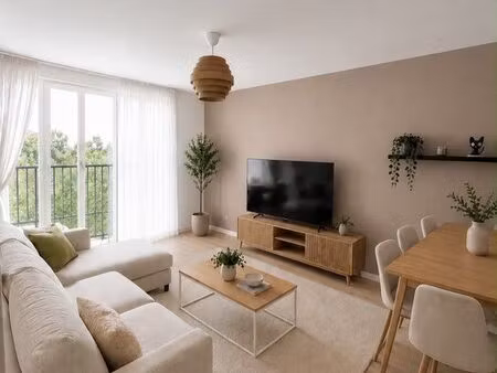 appartement t2 rénové – 43 m² loi carrez – dernier étage avec ascenseur – parking — cave –