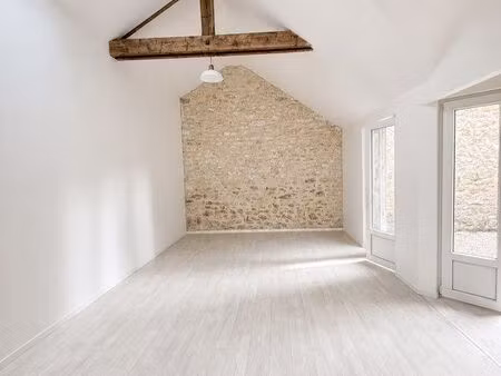 location t2 de 50m2 + cour privative