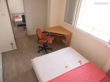 grand lit pour 1 étudiant(e) et pas de caution