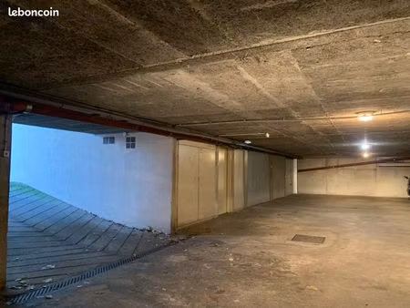 à louer – grand garage / box fermé de 20 m² – chambéry