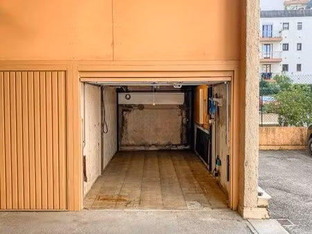 box/garage avec mezzanine - plein centre saint-laurent-du-var