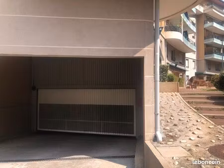 box de stationnement fermé au cœur du village de st priest