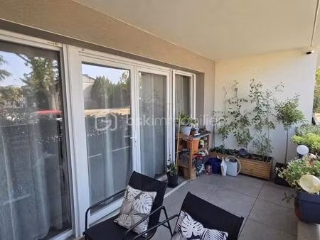 t3 récent de plain-pied avec terrasse et double stationnement