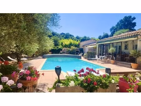 lumineuse propriété avec vue panoramique sur le luberon  piscine et deux dépendances