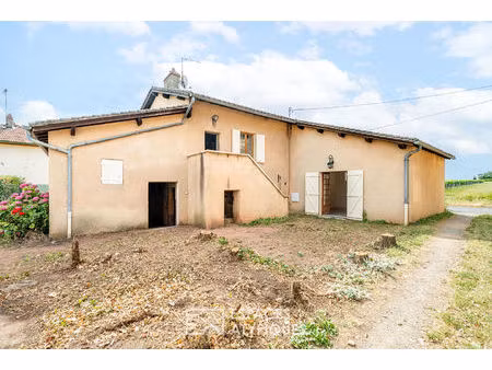 vue d'exception sur les vignes pour cette maison à réinventer