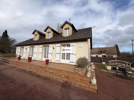 pavillon familial avec 5 chambres  dépendances et terrain de 3