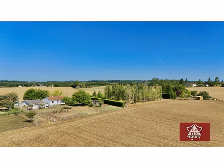 maison de plain pied avec double garage et dépendance.