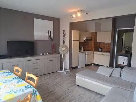 appartement agréable avec 1 chambre à coucher a quelques pa