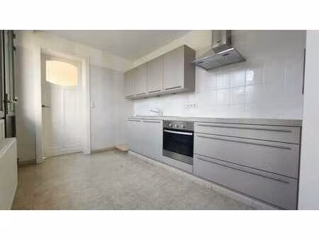 belle maison composée de 2 chambres avec jardin.