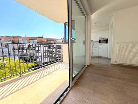 lumineux 2 chambres avec terrasse  cave & parking intérieur
