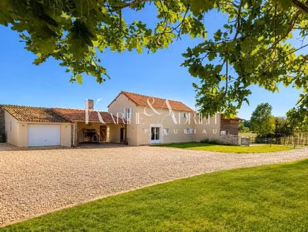 charmante maison en pierre lumineuse   3 chambres  préau garage et écurie